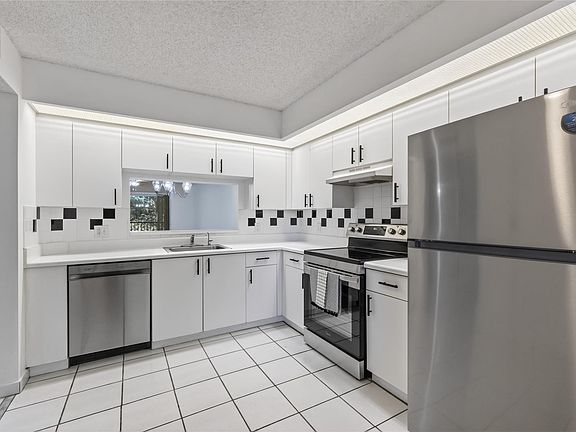 3rd image of 900 SW 142nd Avenue #213l