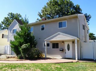 52 March Ln, Westbury, NY 11590