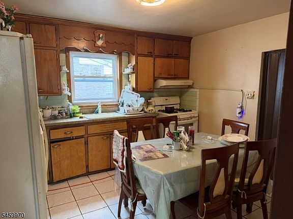 5th image of 290 Jensen Ave