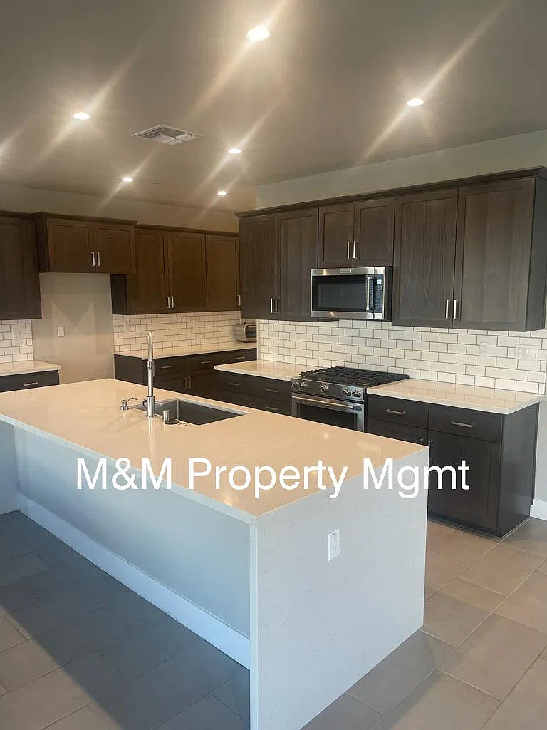 3 bed, 2.5 bath, 2296 sqft, $3,495 — Photo 3