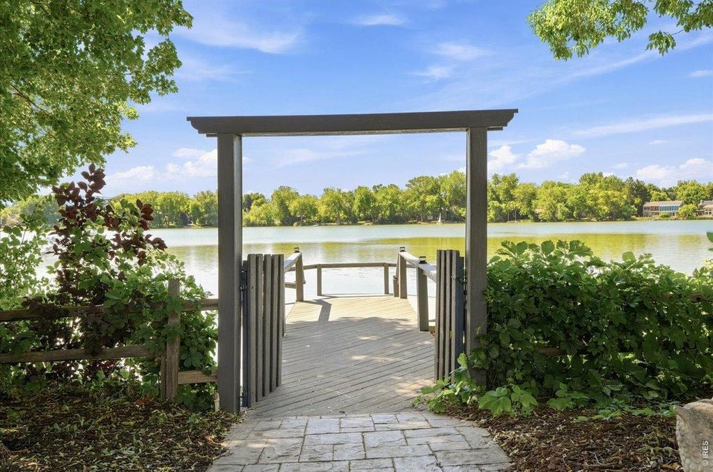 1812 Lakeshore Cir