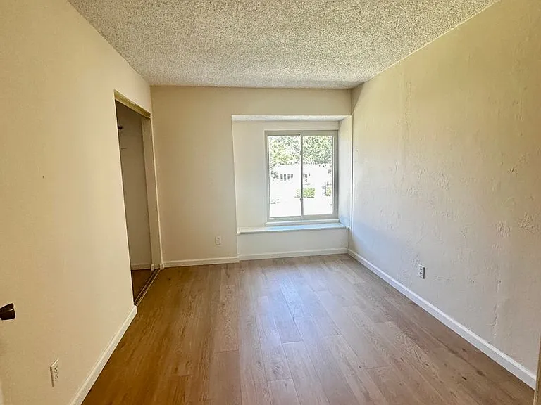 5042 Glide Dr #11 — Photo 8