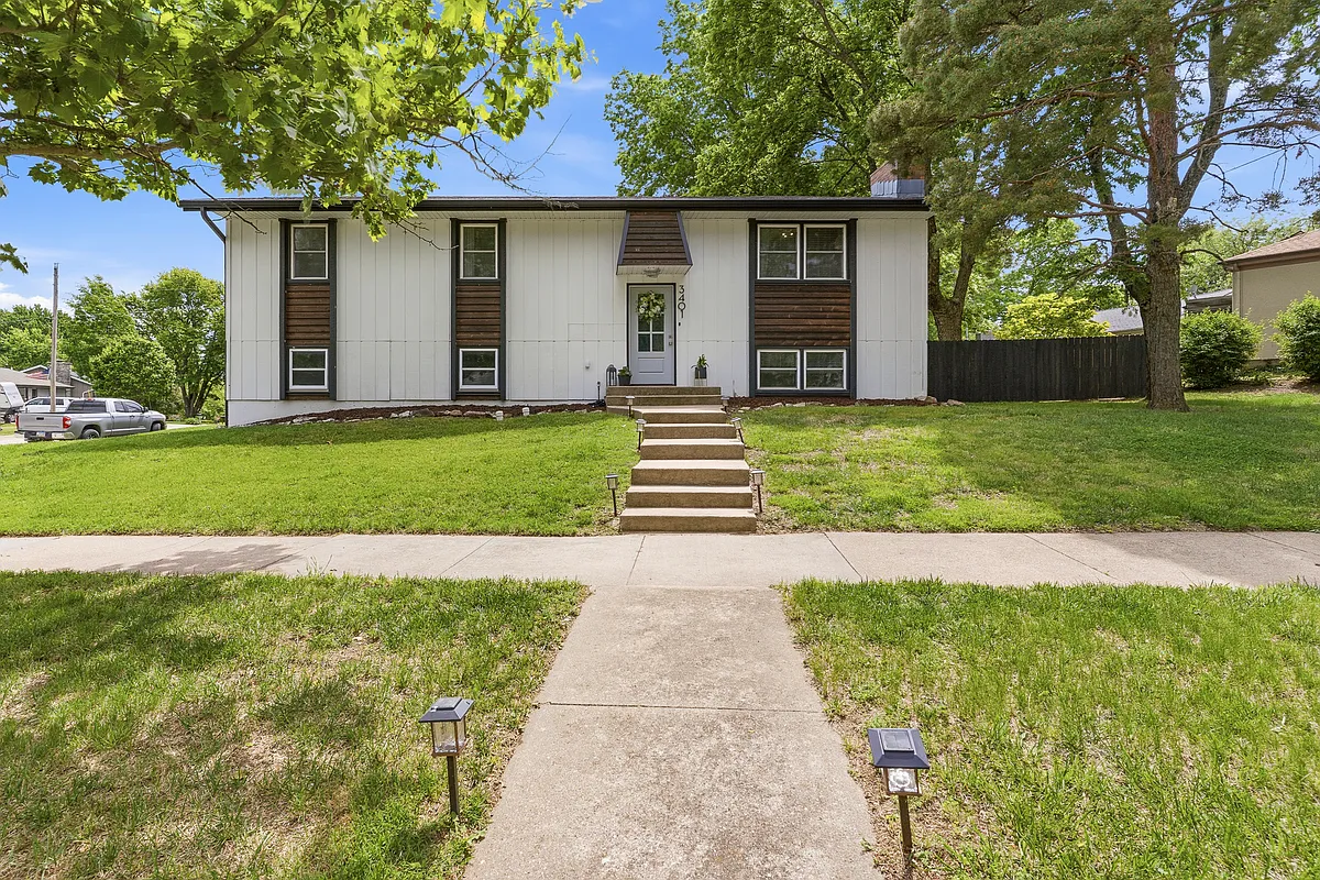 Building Photo - 3401 Claflin Rd