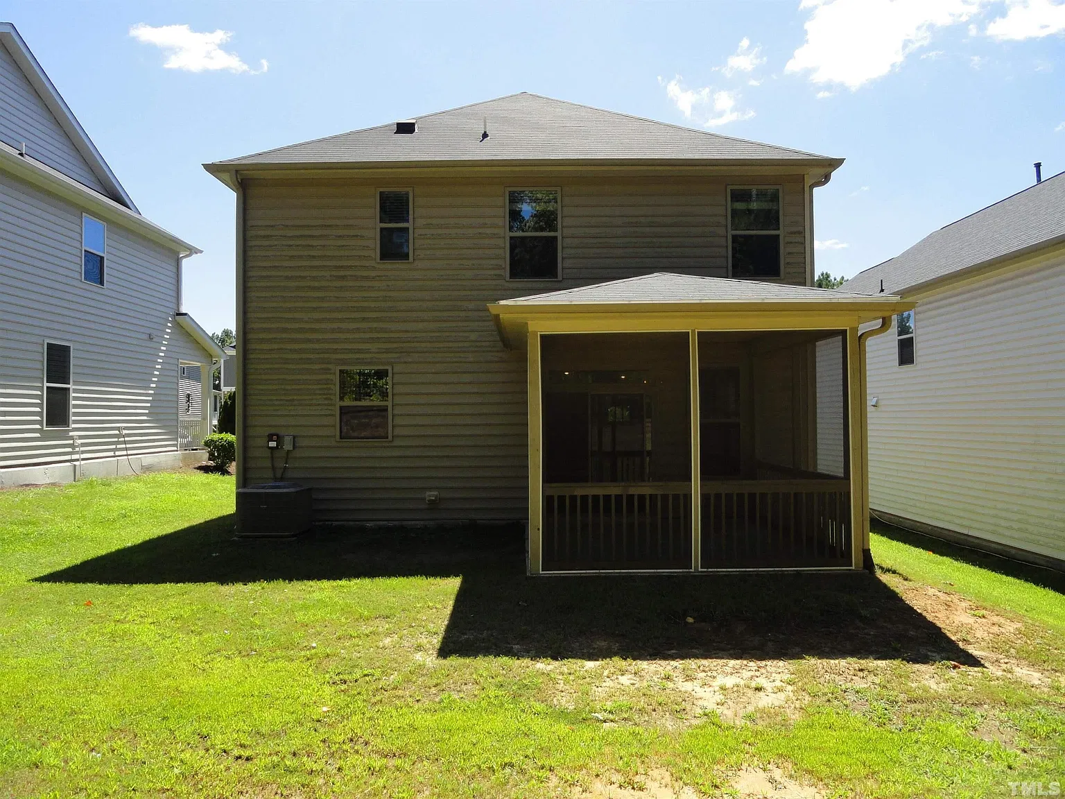 3 bed, 2.5 bath, 2300 sqft, $2,100 — Photo 2