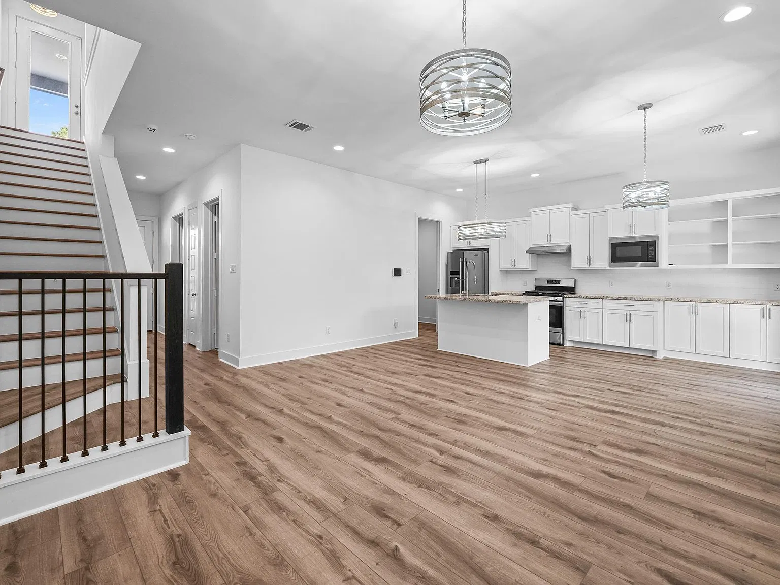 4 bed, 3.0 bath, 2300 sqft, $3,100 — Photo 2