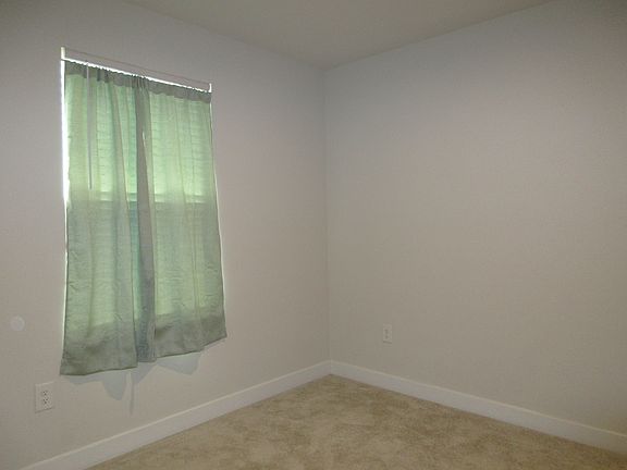 4th image of 383 Windflower Dr