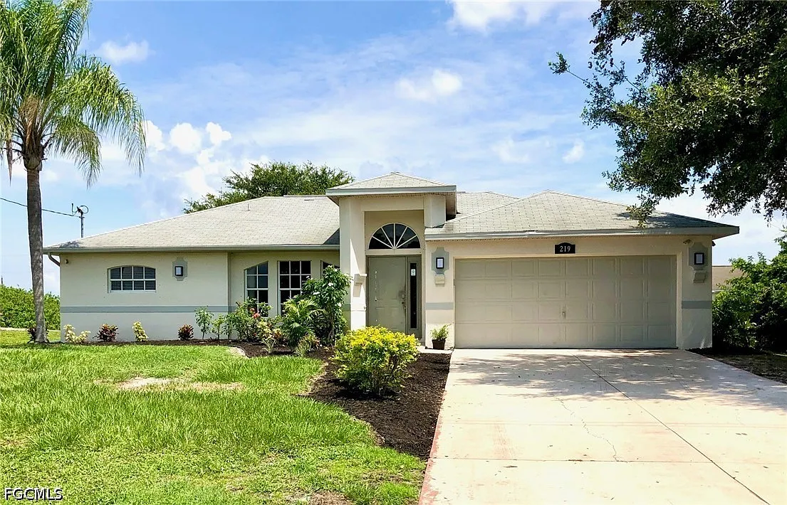 3 bed, 2.0 bath, 1561 sqft, $1,900 — Photo 2
