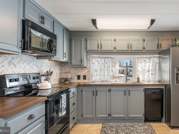 106 Penn Dr, Coatesville, PA 19320