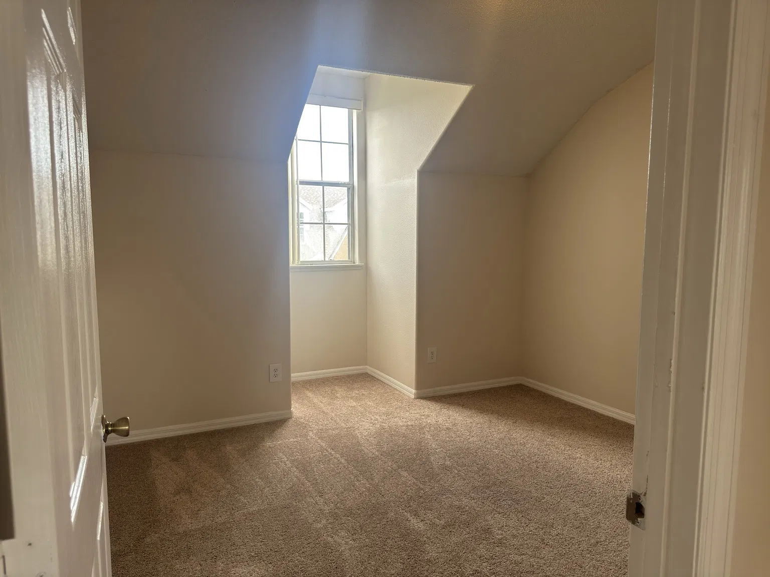3 bed, 2.5 bath, 2266 sqft, $2,000 — Photo 1