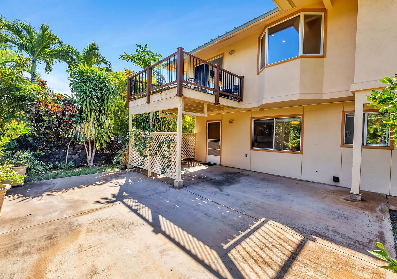 Single-family home with upstairs & downstairs rentals — Photo 3