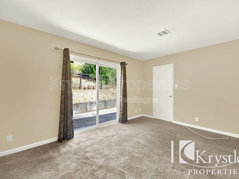 544 Fleming Ave E — Photo 17