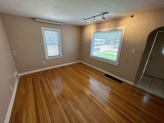 5th image of 634 Greenbay Ave