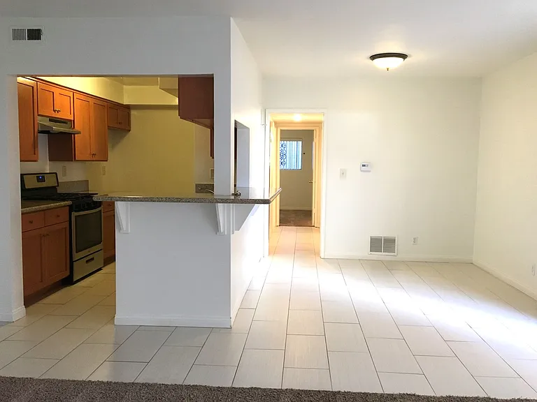 116 N Western Ave — Photo 5