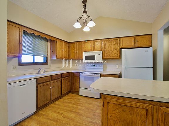 5th image of 11922 S 33rd St