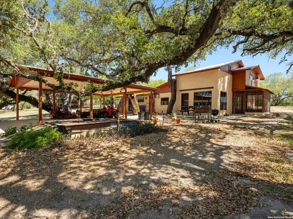 635 MEADOWS RD, Poteet, TX 78065