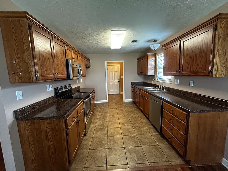 901 Greenwood Dr — Photo 3