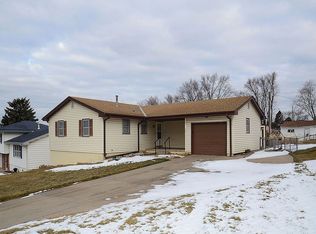 5214 Southern Manor Dr, Omaha, NE 68117