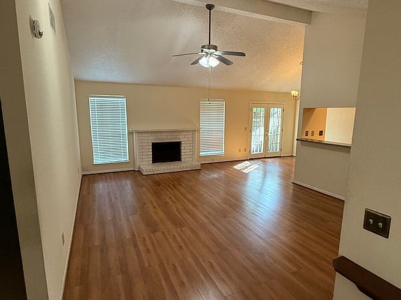 3rd image of 4019 Shelby Row