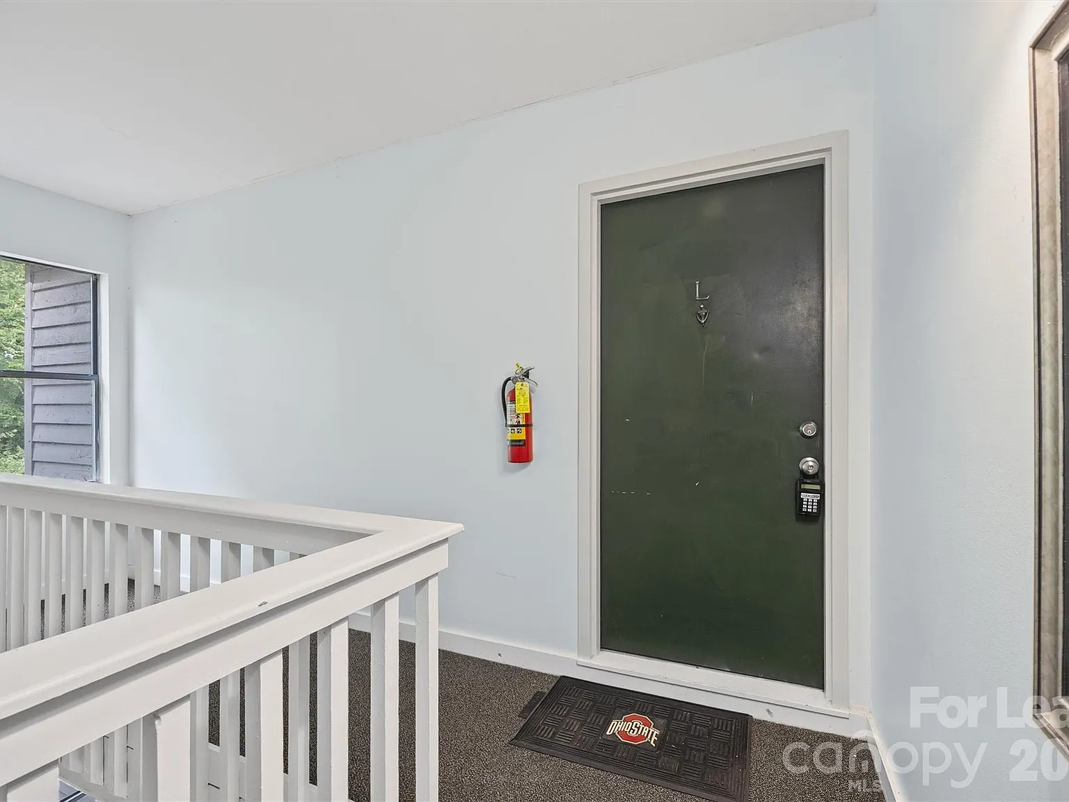 2 bed, 2.0 bath, 918 sqft, $1,300 — Photo 2