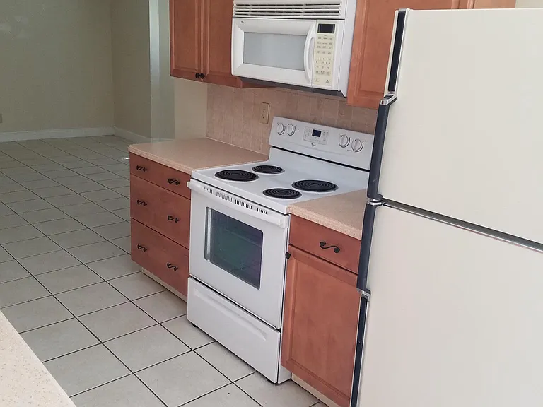 118 SW 19th Ter — Photo 5