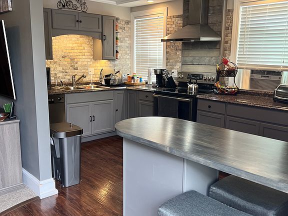 4th image of 528 Main St APT 5