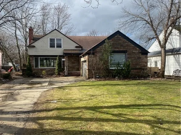 2380 S Belvoir Blvd, University Heights, OH 44118