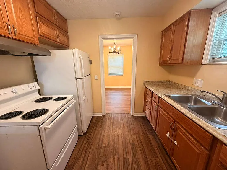 706 W Gramercy Ave — Photo 6
