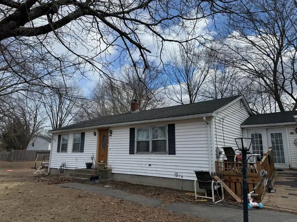 76 Hartford Ave W, Uxbridge, MA 01569