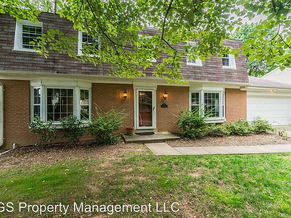 3rd image of 108 Saratoga Waye NE