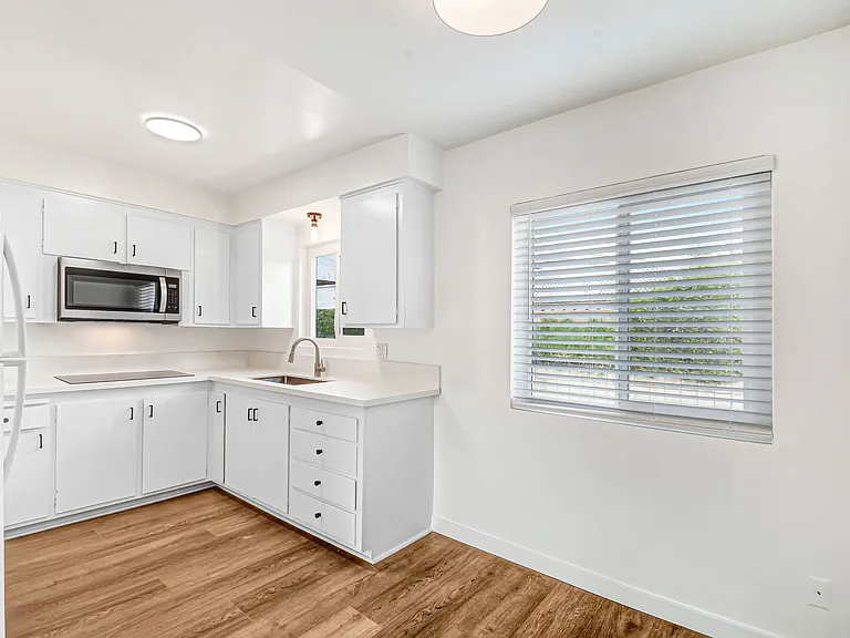 21005 Wood Ave #B — Photo 5