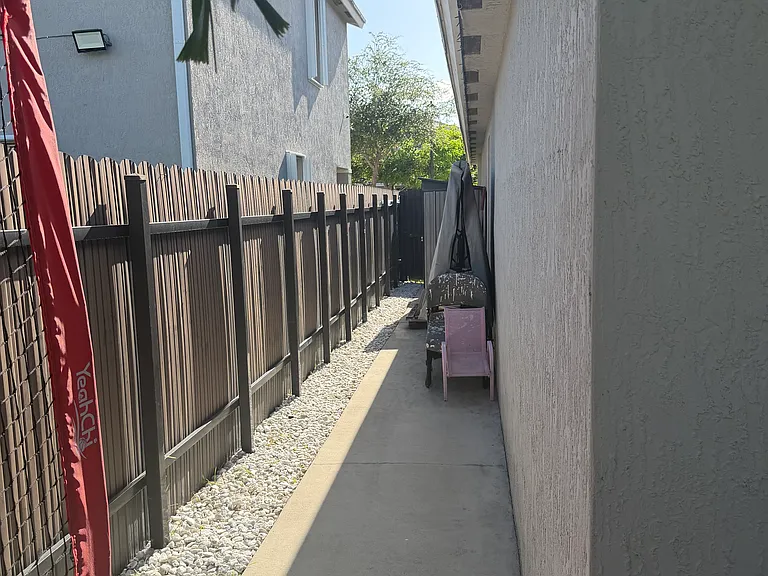 555 NE 6th Pl — Photo 27