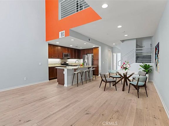 2nd image of 543 Rockefeller