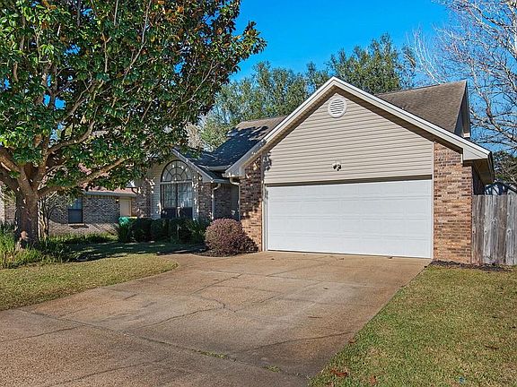 4th image of 407 Parkwood Pl