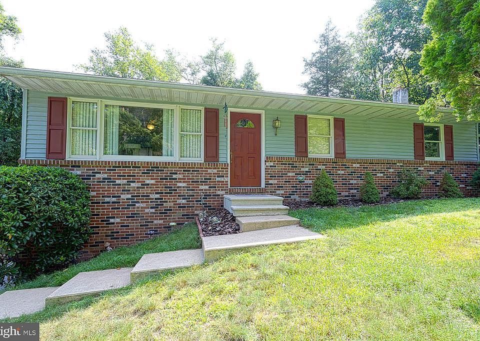 1st image of 204 Oak Ct