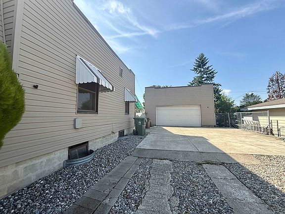 2nd image of 2228 E Hoffman Ave