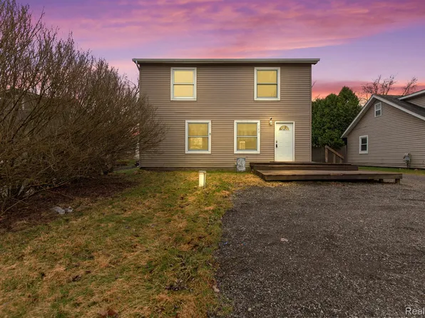 142 E Glass Rd, Ortonville, MI 48462