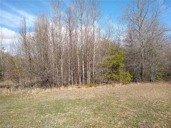 4th image of 414 Lennox Dr