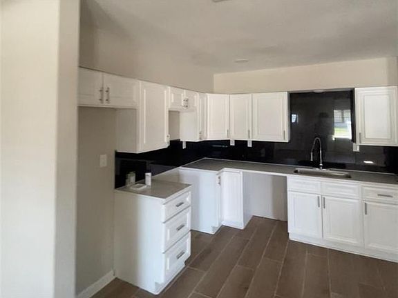 4th image of 10115 Seawood St