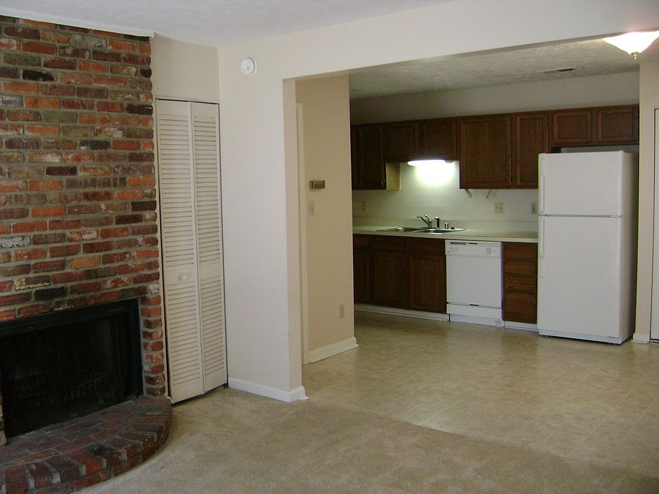 2nd image of 932 E Washington St