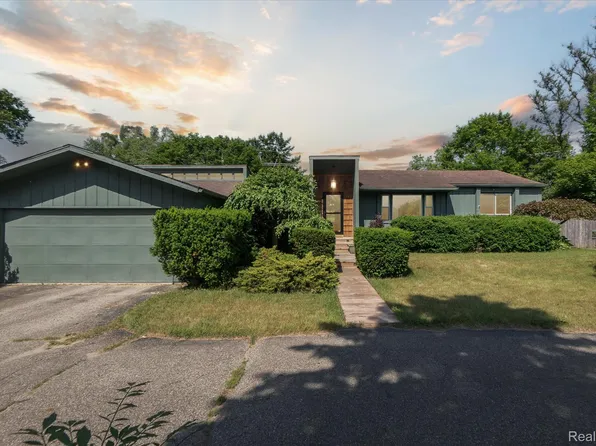 265 Airport Rd, Waterford, MI 48327