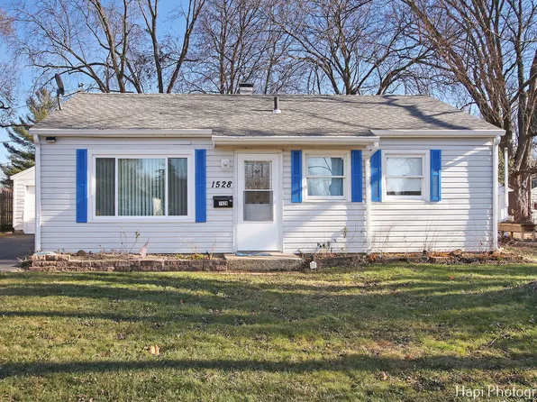 1528 Tappan St, Woodstock, IL 60098