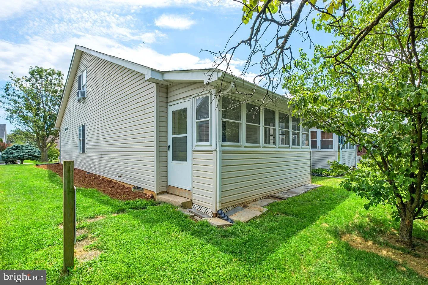 3 bed, 3.0 bath, 1577 sqft, $1,900 — Photo 4