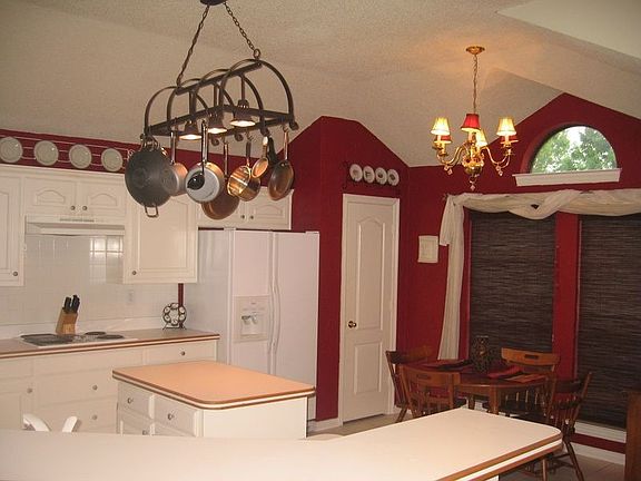Kitchen w/Island