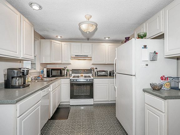 5th image of 11 Del Logan Dr