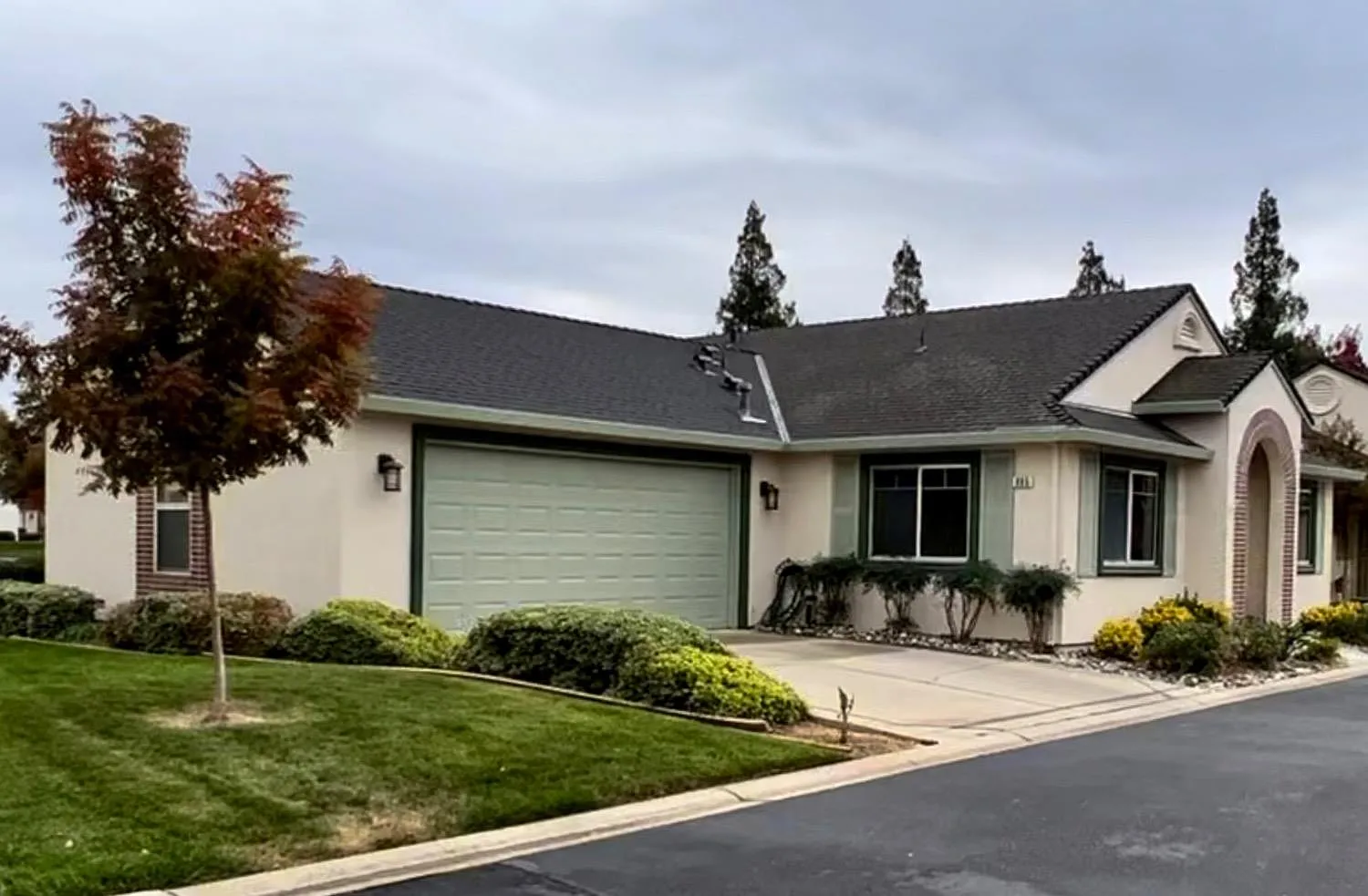 685 Village Dr photo 1