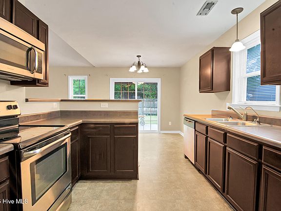5th image of 303 Hidden Oaks Dr