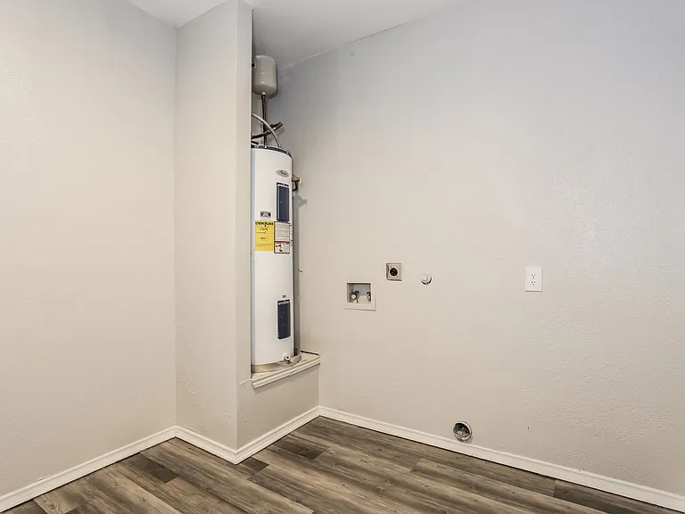 2313 Roanoke Cir — Photo 13