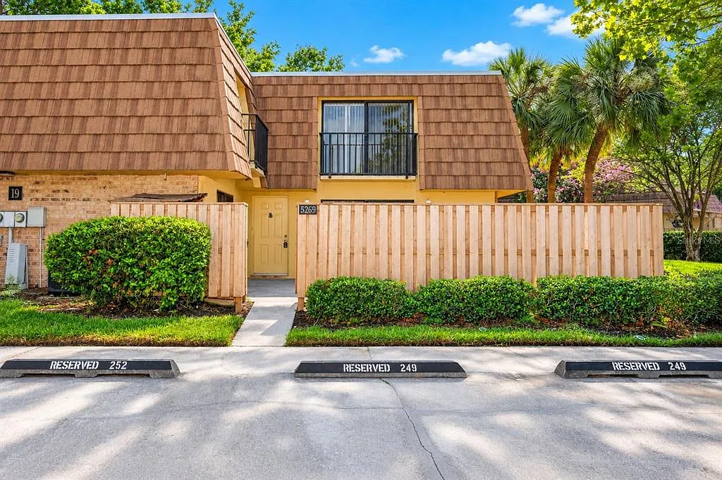2 bed, 2.5 bath, 1285 sqft, $1,950 — Photo 2