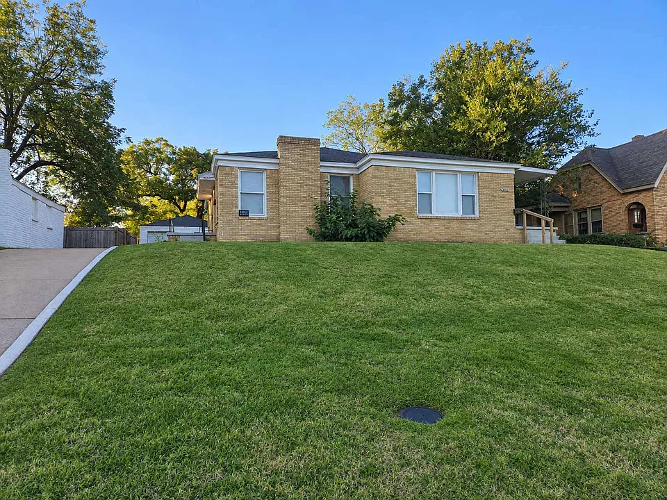 2016 NW 28th St