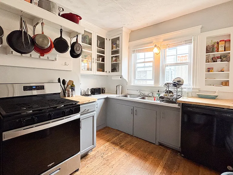 23-25 Woodbine St — Photo 4